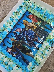 עוגת גן מעוצבת עם דף סוכר, קצפת וסוכריות קישוט