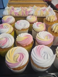 קצפת צבעונית עם סוכריות קישוט