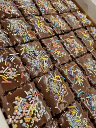 שוקולד עם גאנש וסוכריות קישוט